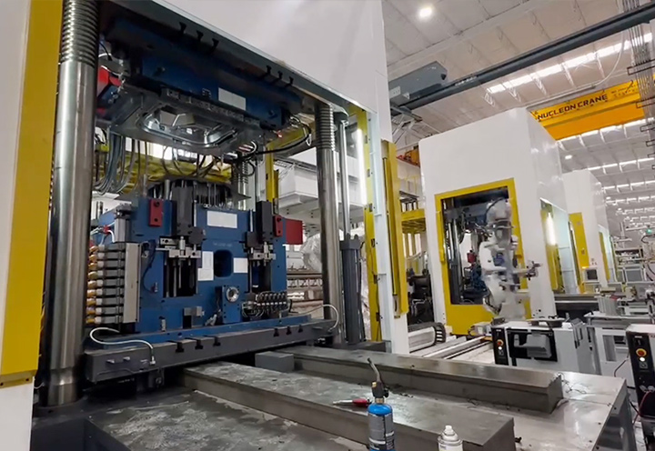 Bilsidodörrens ljudisolerande panel på 600T vertikal formsprutningsmaskin (LZ-JS6000D)